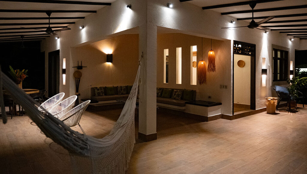 senda beach house tayrona sala de estar relajacion anochecer