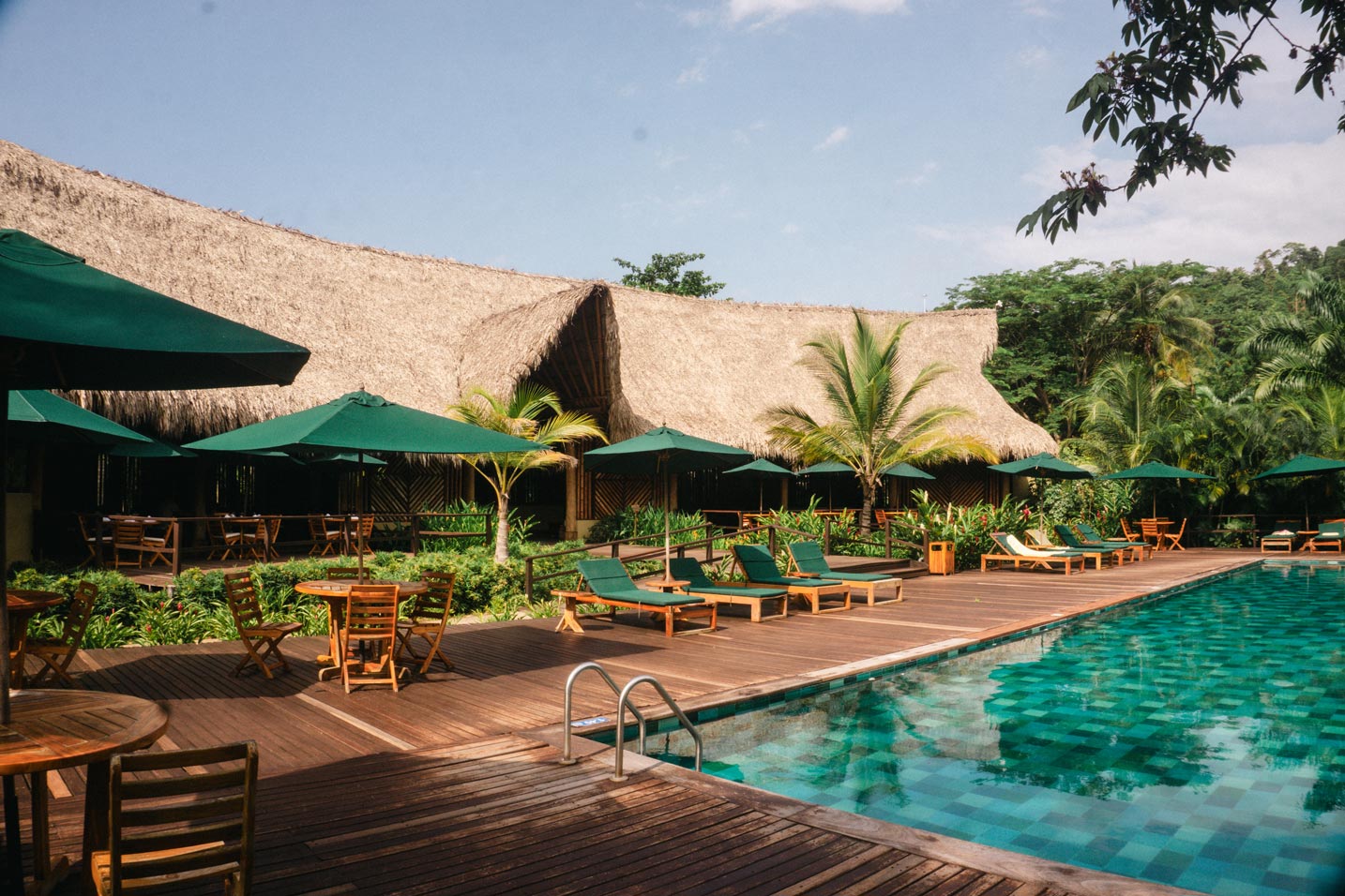 Pool and tropical cabins at Senda Watapuy