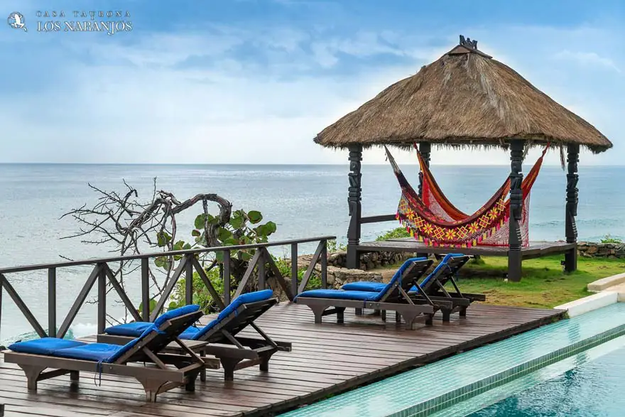 senda casa tayrona los naranjos piscina y sillas vista al mar