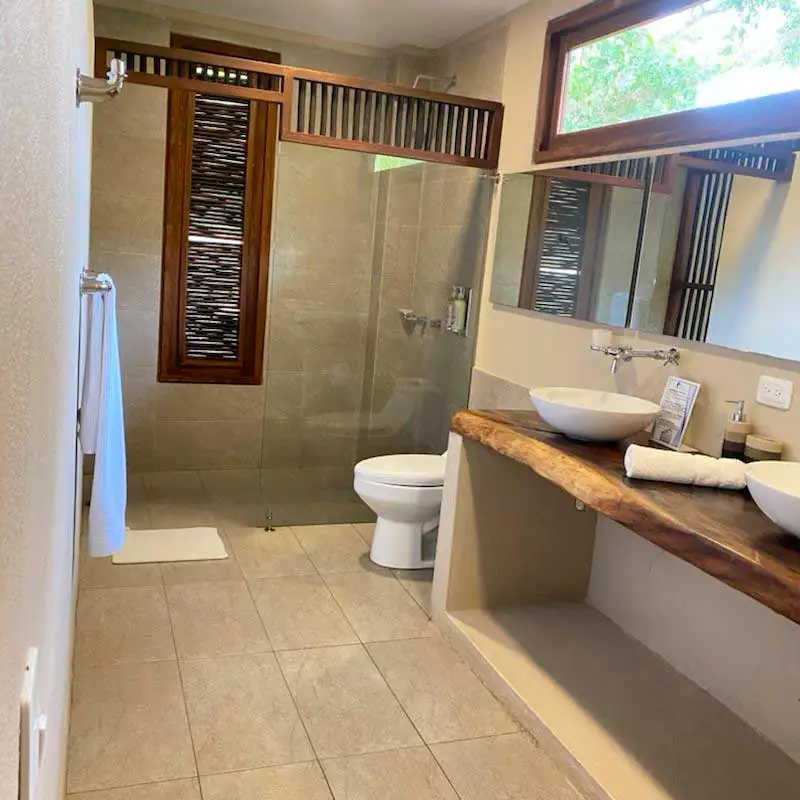 baño cabana inferior deluxe senda hotels