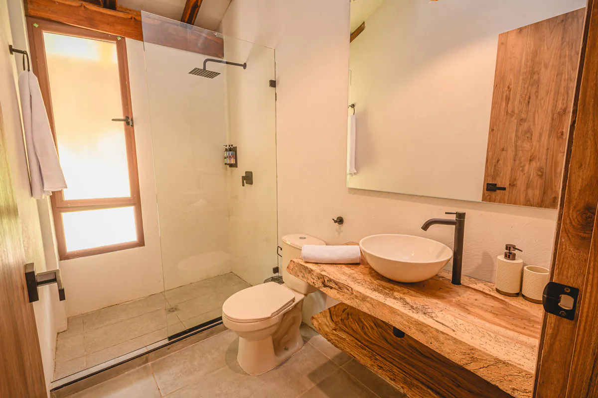 bano-interior-villa-2-habitaciones-con-pisicina