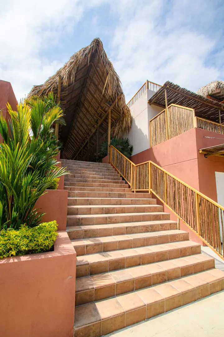 escalera senda kokkos beach