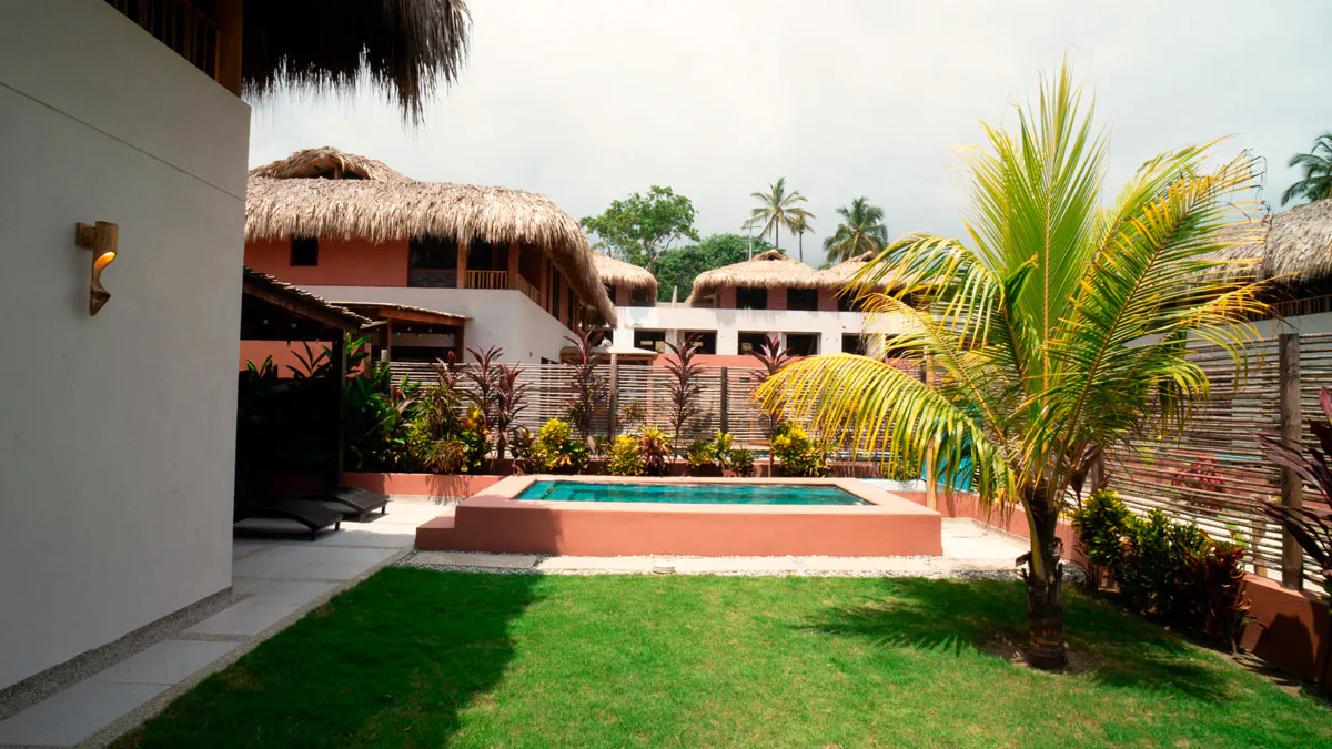 exterior-cesped-villa-2-habitaciones-con-pisicina