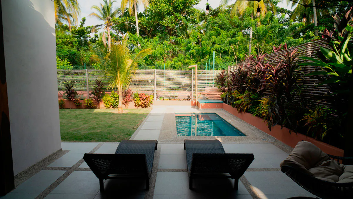 exterior-piscina-y-sillas-villa-2-habitaciones-con-pisicina