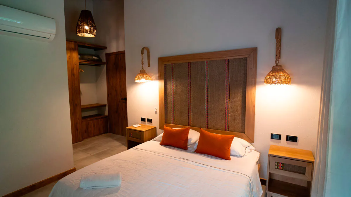 interior-cama-y-aire-acondicionado-villa-2-habitaciones-con-pisicina