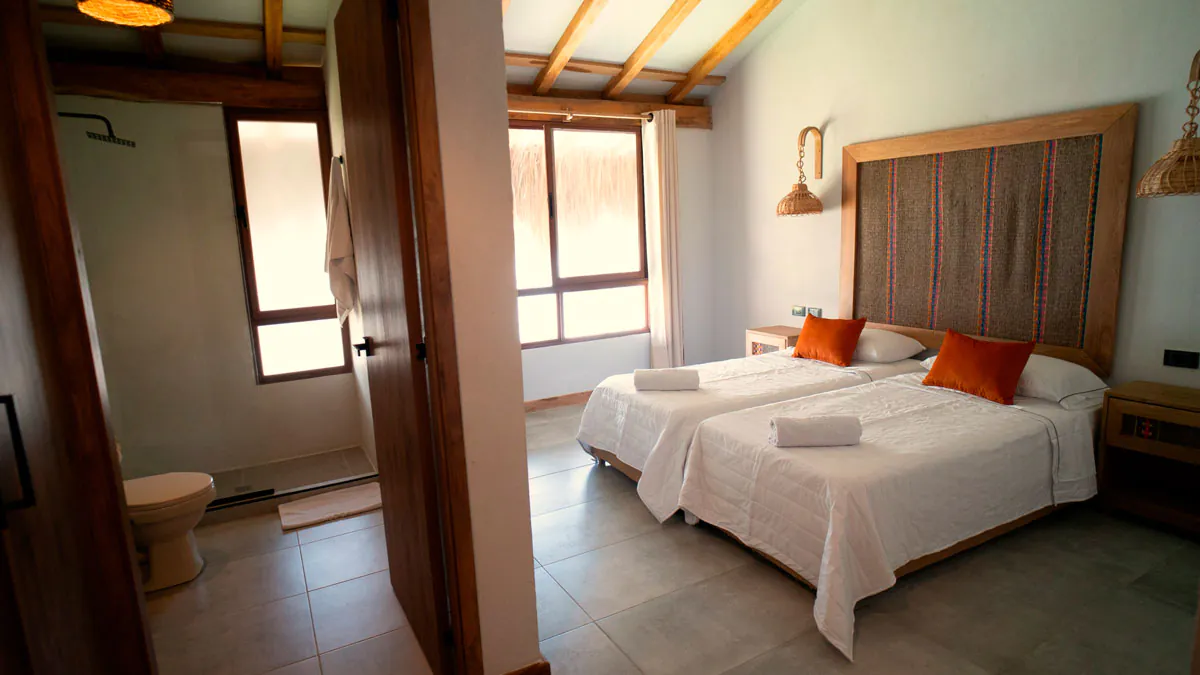interior-cama-y-bano-villa-2-habitaciones-con-pisicina