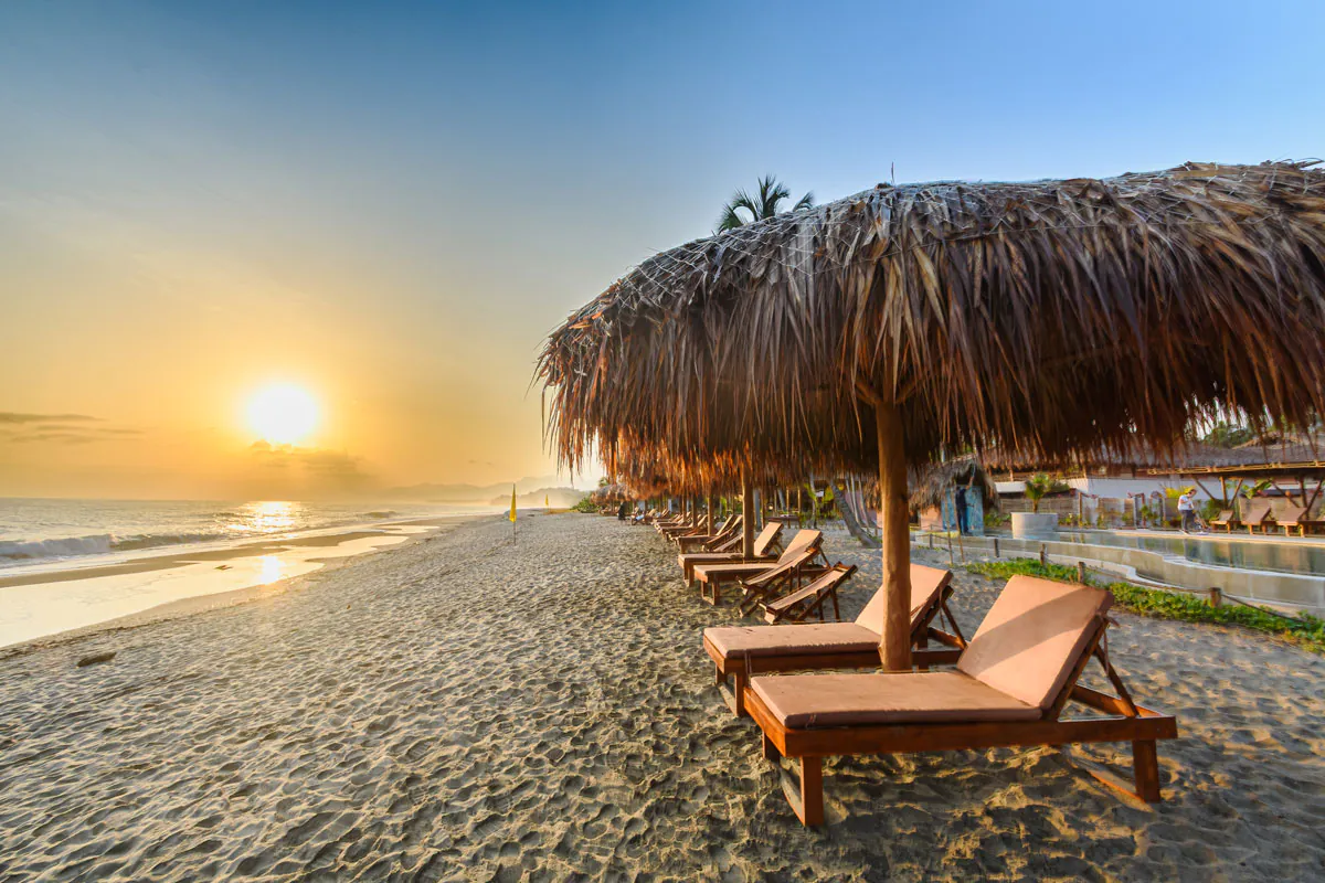 sillas atardecer senda kokkos beach